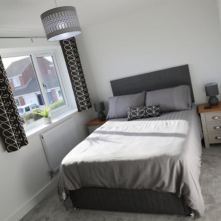 Modern, Two Double Bedroom House With Free Parking 切普斯托 外观 照片