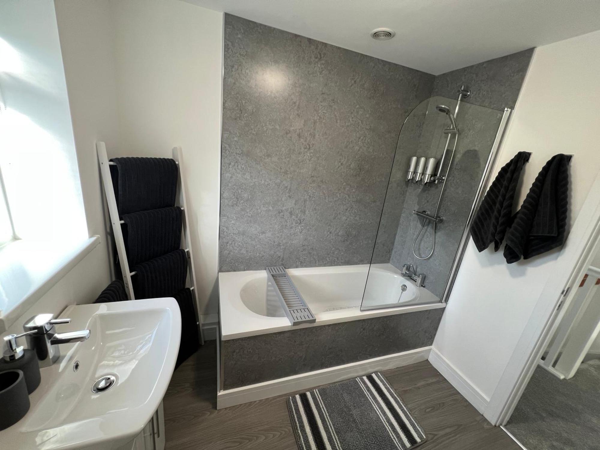 Modern, Two Double Bedroom House With Free Parking 切普斯托 外观 照片
