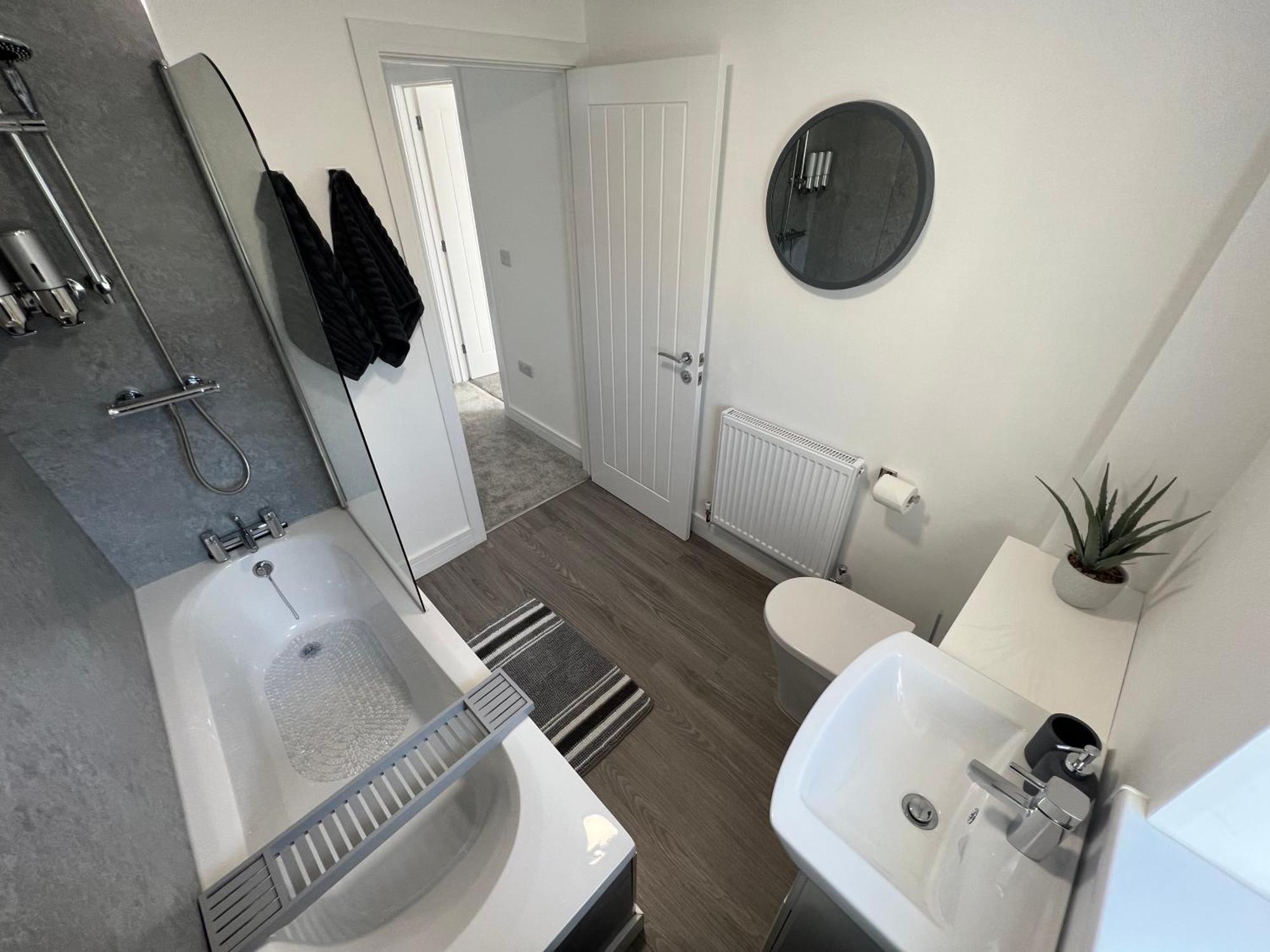 Modern, Two Double Bedroom House With Free Parking 切普斯托 外观 照片