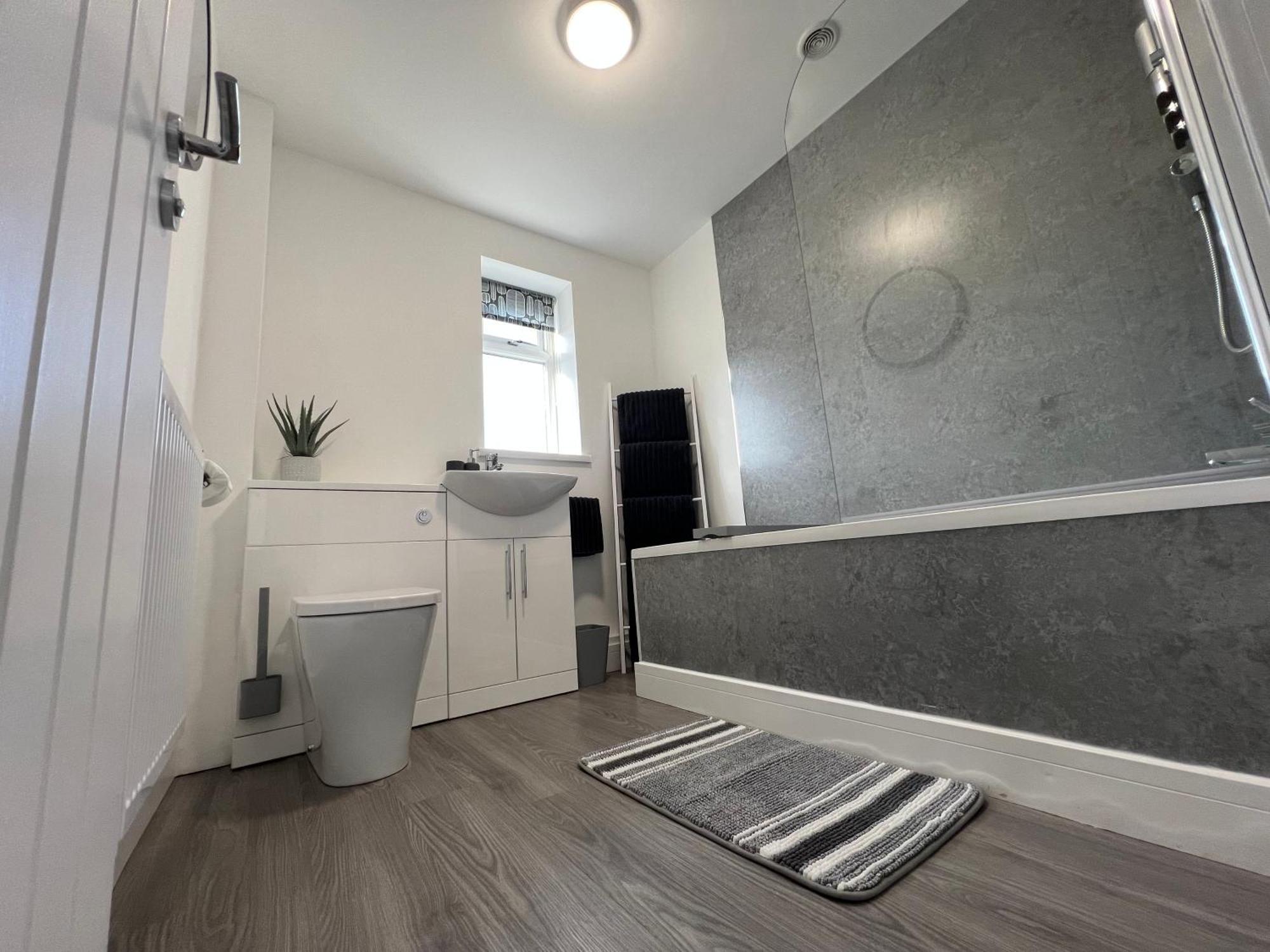 Modern, Two Double Bedroom House With Free Parking 切普斯托 外观 照片