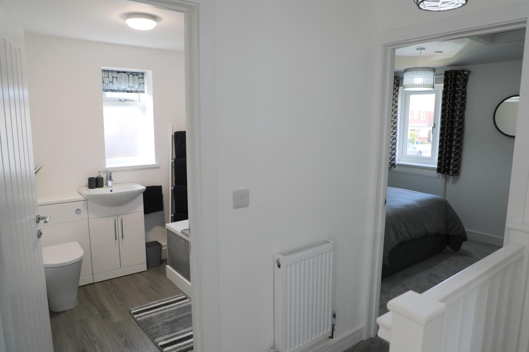 Modern, Two Double Bedroom House With Free Parking 切普斯托 外观 照片